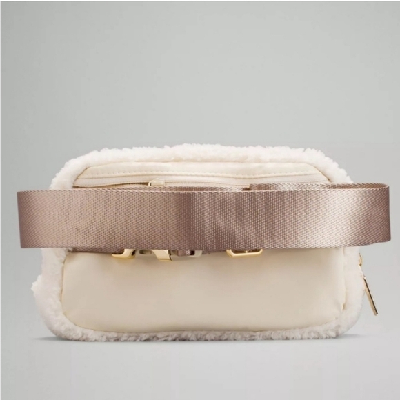 Lululemon White Fleece Crossbody/Belt Bag NWT - Picture 4 of 5